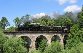 Dampf Nostalgie Gmünd - Groß Gerungs, © NPVOG/kniipserl.at Dampfzug fährt über ein Viadukt