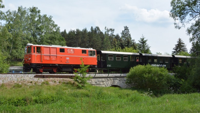ProduktDieselNostalgieLitschau(c)NÖVOG_knipserl.at, © NÖVOG/knipserl.at Rote Diesellok der Waldviertelbahn mit grünen Waggons