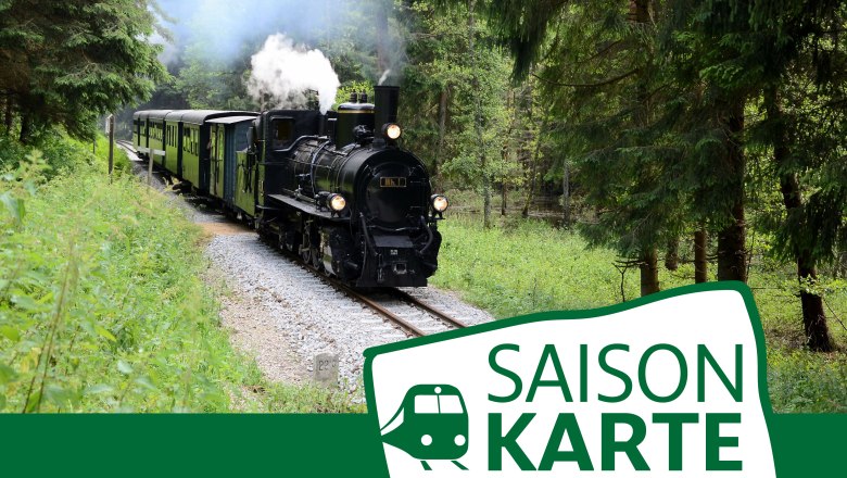 Saisonkarte Waldviertelbahn, © NÖVOG/Krippl Dampflok fährt durch einen Wald, begleitet von einem Schild mit der Aufschrift 'Saisonkarte'.