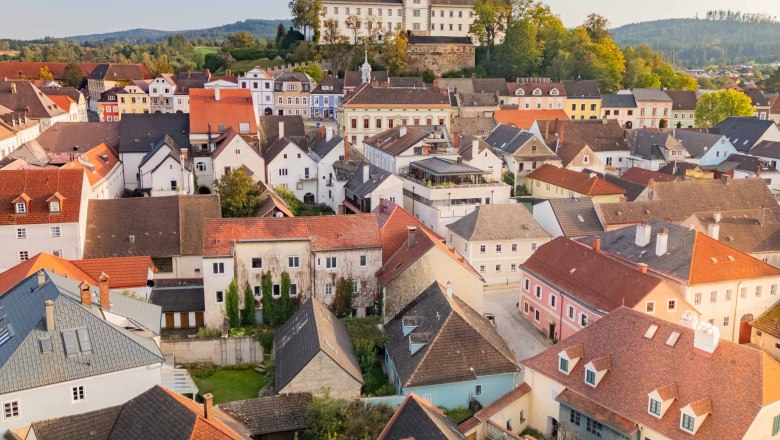 Schloss Weitra mit Altstadt, © Benjamin Wald Luftaufnahme der Stadt Weitra mit Schloss im Hintergrund.