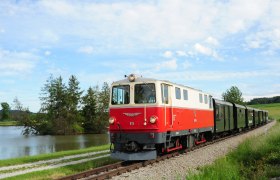 Dieselzug der Waldviertelbahn f&auml;hrt an einem Teich vorbei