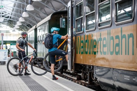 Radfahrer verladen Rad in den Zug