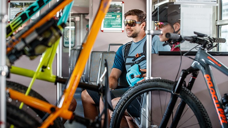 zwei Fahrradfahrer sitzen mit ihren Rädern im Zug