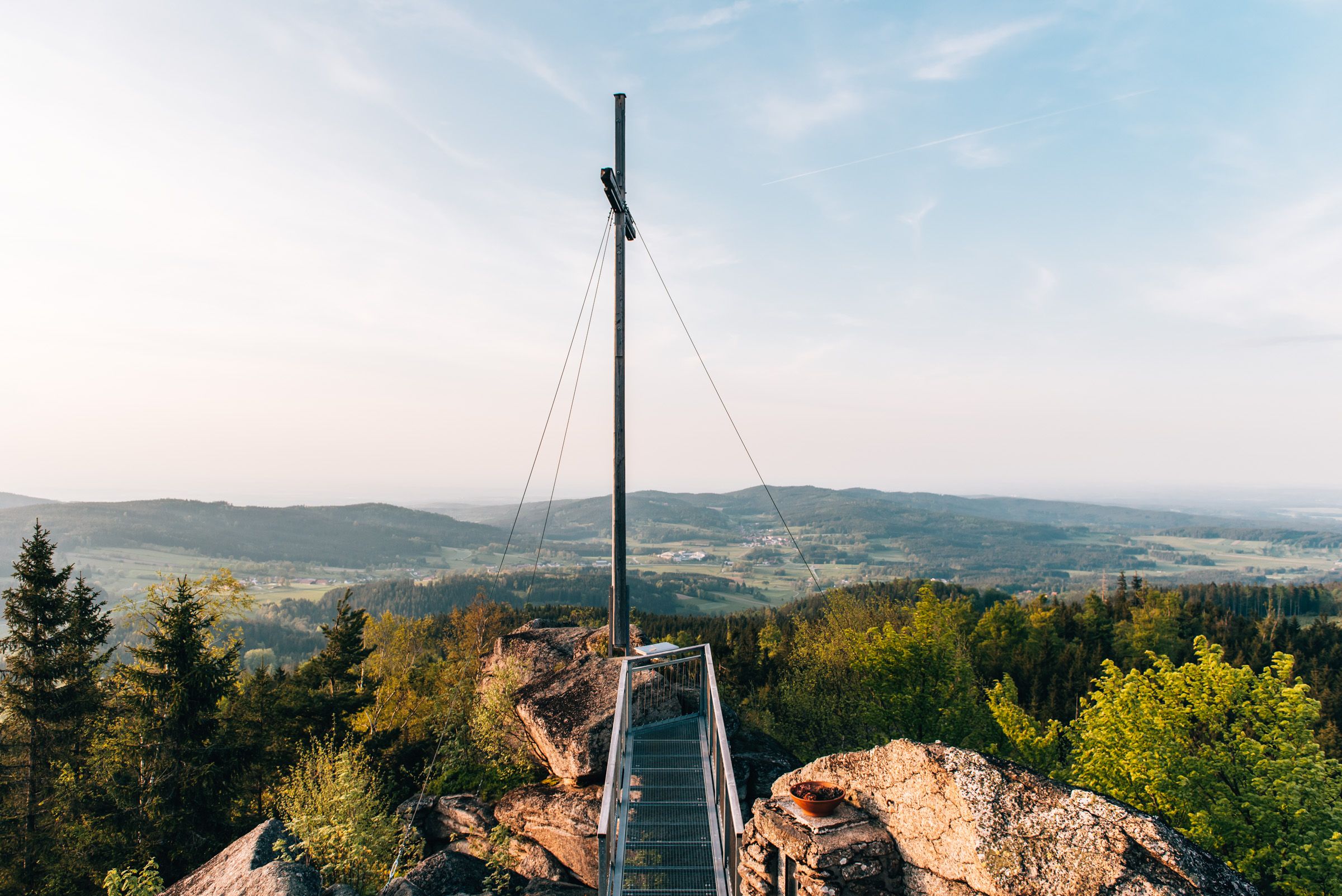 Aussichtsplattform mit Gipfelkreuz auf dem Nebelstein, umgeben von Wald und Hügeln im Waldviertel.