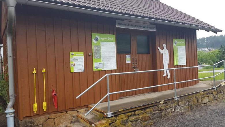 Holzgebäude des Museums im historischen Gütermagazin in Groß Gerungs mit Informationstafeln und Rampe am Eingang.