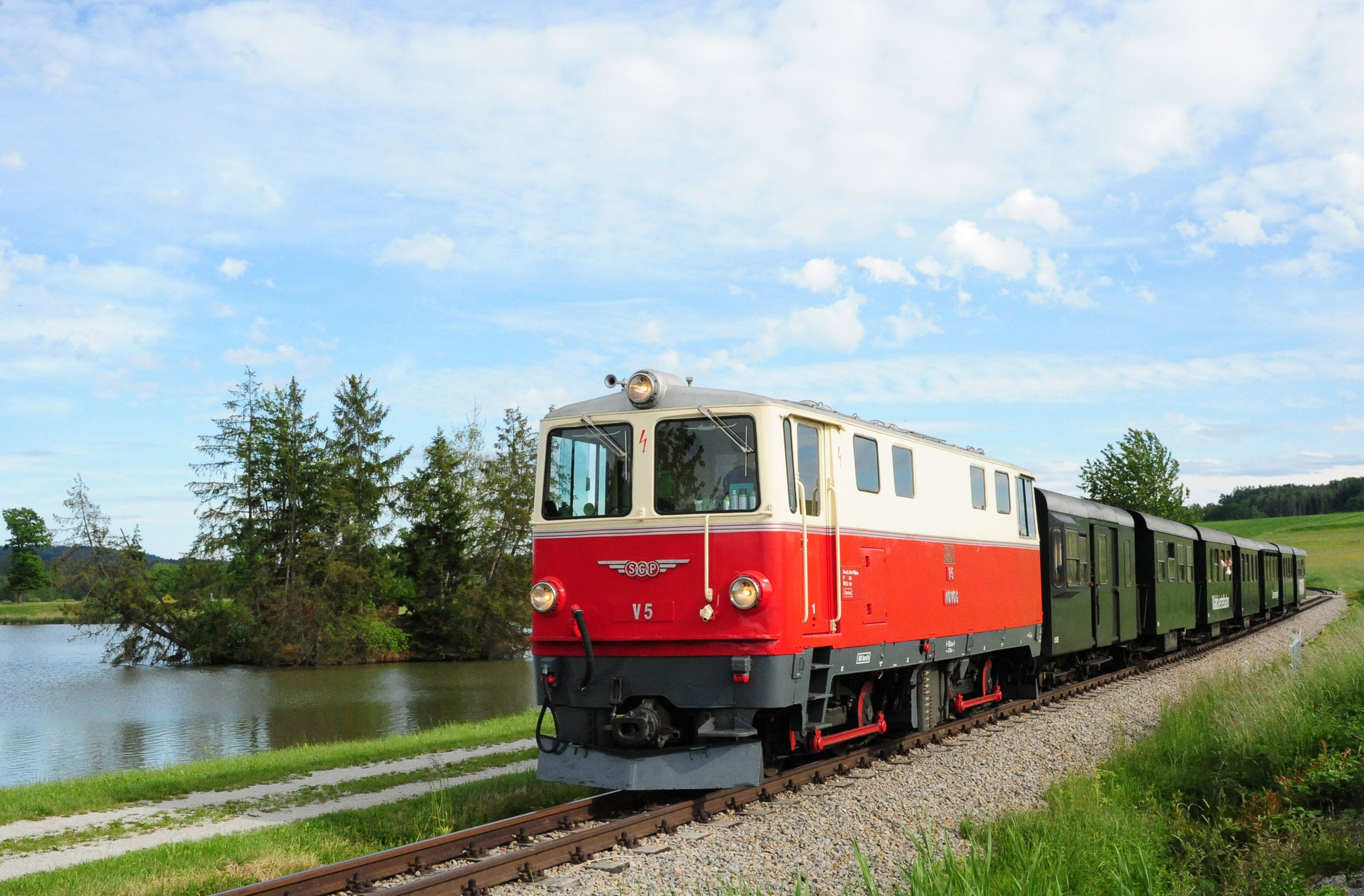 Dieselzug der Waldviertelbahn fährt an einem Teich vorbei
