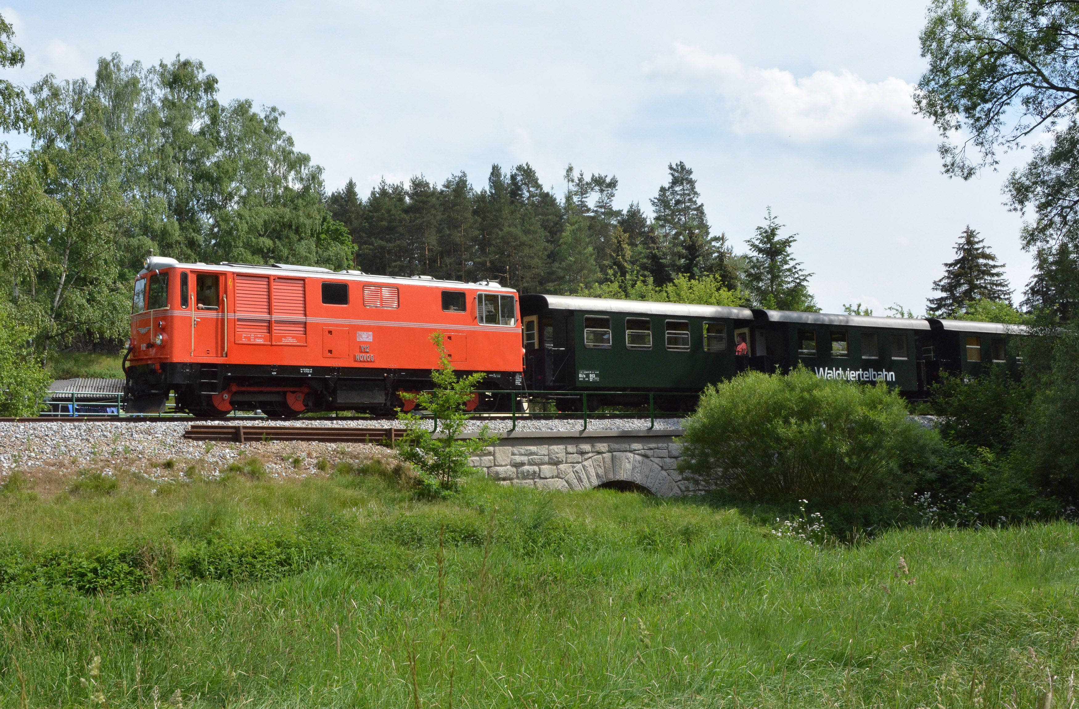 Rote Diesellok der Waldviertelbahn mit grünen Waggons