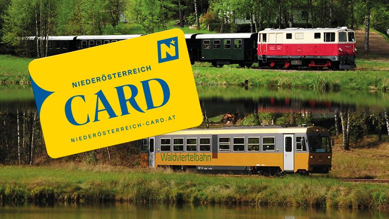 Goldener Triebwagen und historische Diesellok der Waldviertelbahn neben einem Teich; davor ist die Niederösterreich-CARD abgebildet.