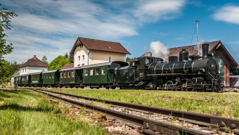 Die Dampflok Mh 6 der Waldviertelbahn mit Waggons