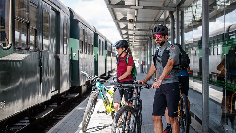 zwei Radfahrer stehen vor Waldviertelbahn