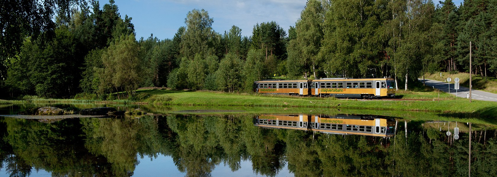 Unterwegs im goldenen Dieseltriebwagen, © Liebhart