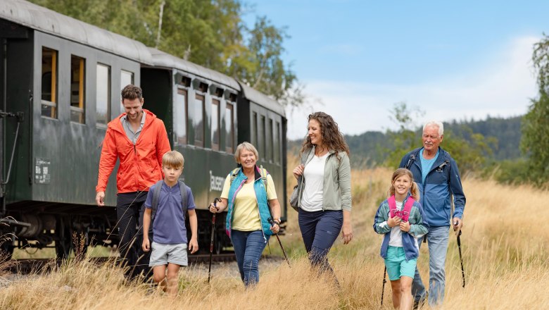 Familie spaziert neben dem Zug der Waldviertelbahn