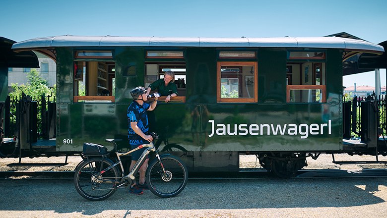 Fahrradfahrer bekommt ein Wasser am Jausenwagerl