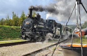 Dampflok der Waldviertelbahn f&auml;hrt an einem Gulaschkessel vorbei.