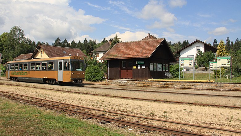 Zug fährt in Haltestelle ein