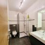 Modernes Badezimmer mit Dusche, Waschbecken und Toilette.