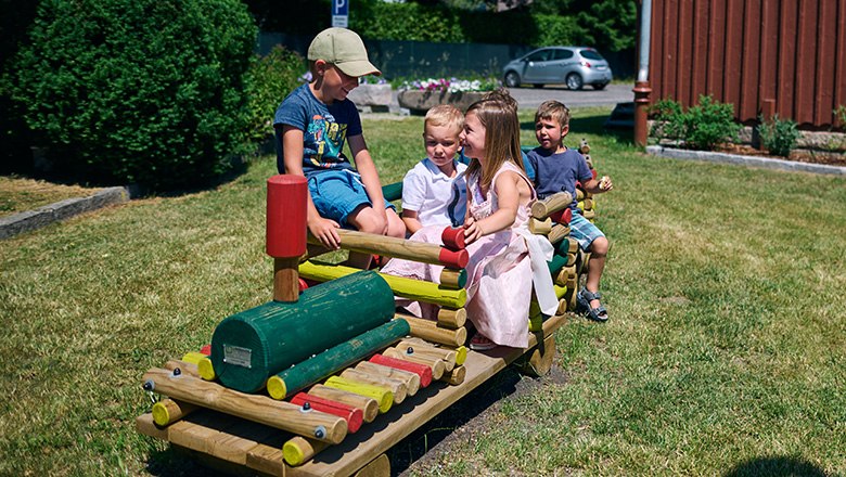 Kinder spielen zusammen auf Spielplatz