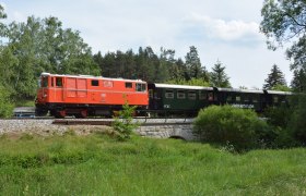 Rote Diesellok der Waldviertelbahn mit gr&uuml;nen Waggons