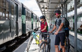 zwei Radfahrer stehen vor Waldviertelbahn