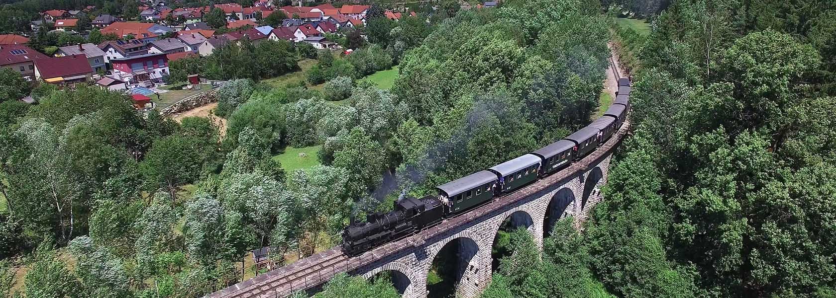 nostalgische Dampflok fährt über Brücke