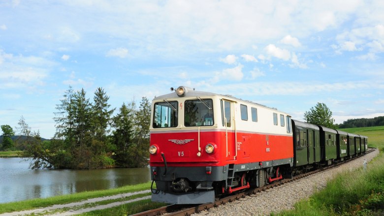 Dieselzug der Waldviertelbahn f&auml;hrt an einem Teich vorbei