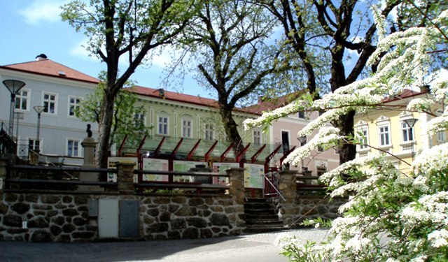 Historische Gebäude und blühende Bäume in Langschlag.