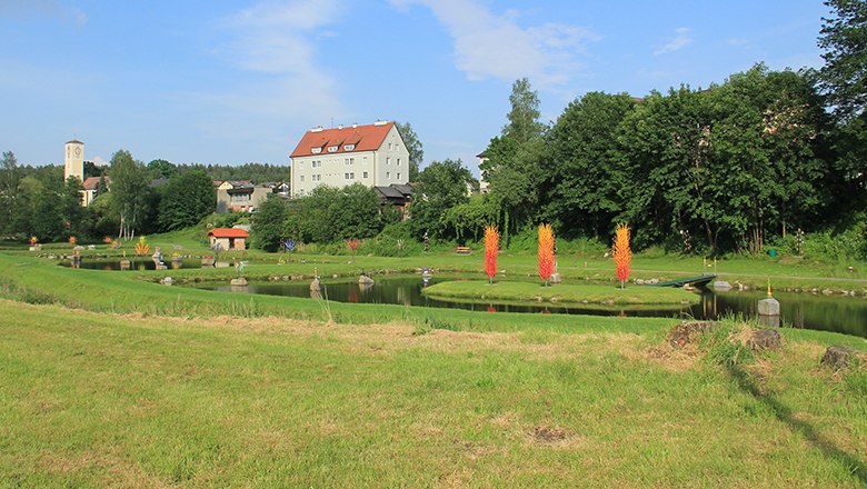 Garten mit Teich in der Mitte